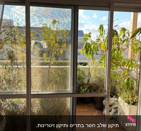 חלון זכוכית עם וילון ונוף למרפסת עם צמחים